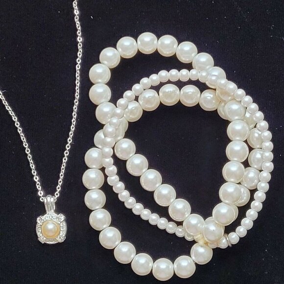 Vintage Roman Pearl Pendant & Chain Triple Strand Bracelet Glass Pearls Elegant - Picture 3 of 10